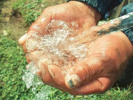 manos recogiendo agua